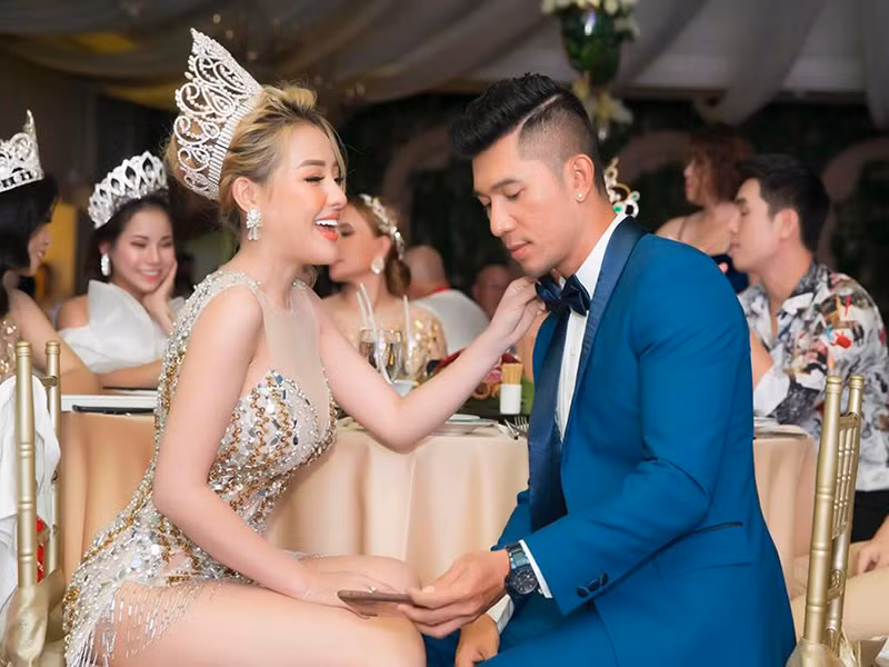 Ngoài ra, hot girl đến từ Bình Định còn tố Lương Bằng Quang bòn tiền, đối xử với cô như osin. Về phần mình, Lương Bằng Quang cho biết, anh không quan tâm đến những lời chia sẻ của Ngân 98.