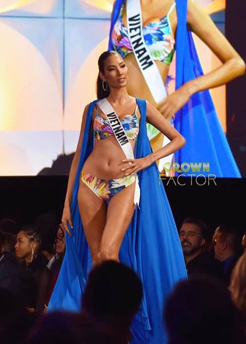 Trong thiết kế bikini, đại diện Việt Nam khoe đôi chân dài, vóc dáng săn chắc, làn da nâu bóng khỏe.