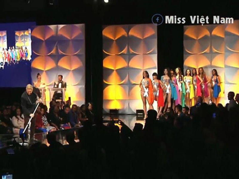 Tại bán kết, ban tổ chức đã phải cử nhân viên lau sàn để thí sinh trình diễn trang phục áo tắm không gặp sự cố.