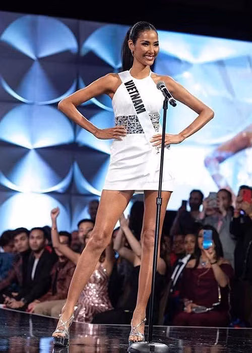 Sáng ngày 7/12, Hoàng Thùy cùng các thí sinh của cuộc thi Miss Universe 2019 - Hoa hậu Hoàn vũ Thế giới 2019 bước vào bán kết.