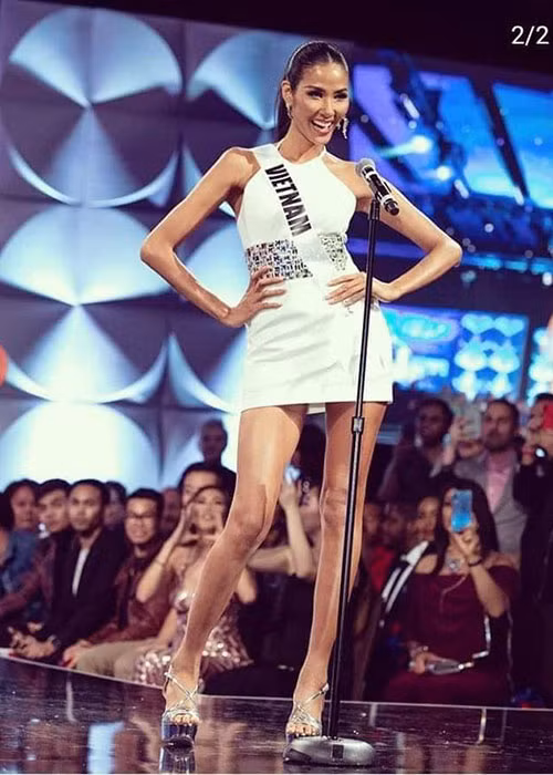 Ở phần giới thiệu, Hoàng Thùy trình diễn tự tin, thu hút.