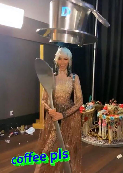 Hình ảnh trang phục dân tộc của Hoàng Thùy được fanpage cuộc thi đăng tải cho thấy đại diện Việt Nam đang gây ấn tượng tốt.