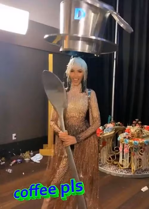 Hình ảnh trang phục dân tộc của Hoàng Thùy được fanpage cuộc thi đăng tải cho thấy đại diện Việt Nam đang gây ấn tượng tốt.