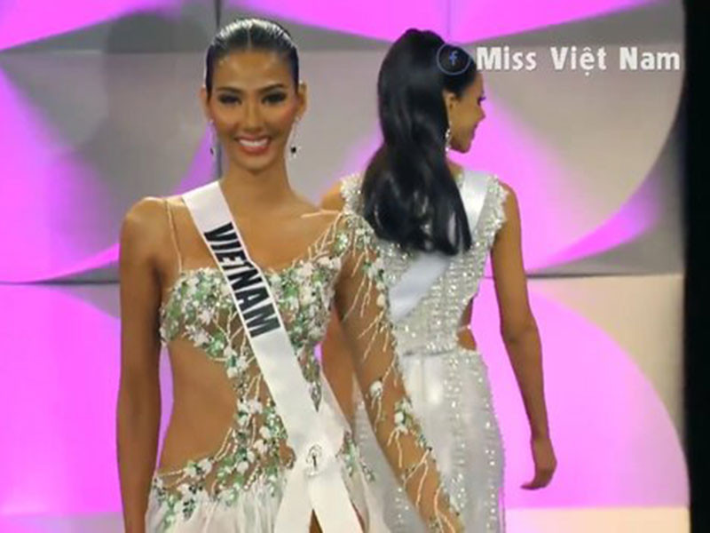 Ở phần thi trang phục dạ hội, đại diện Việt Nam có những sải bước uyển chuyển, chậm mà chắc.