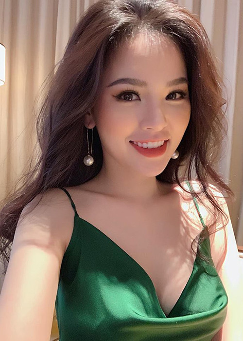 Tháng 5/2019, hot girl - diễn viên Phi Huyền Trang vướng lùm xùm khi bị cho là nhân vật nữ chính trong một clip nóng được phát tán trên mạng.