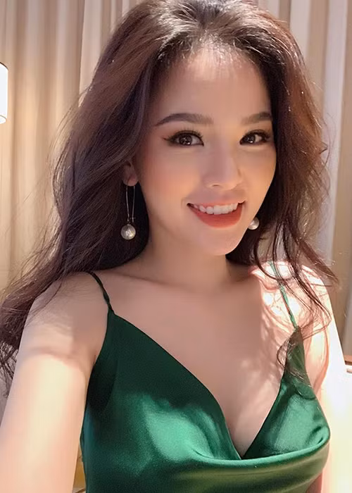 Tháng 5/2019, hot girl - diễn viên Phi Huyền Trang vướng lùm xùm khi bị cho là nhân vật nữ chính trong một clip nóng được phát tán trên mạng.