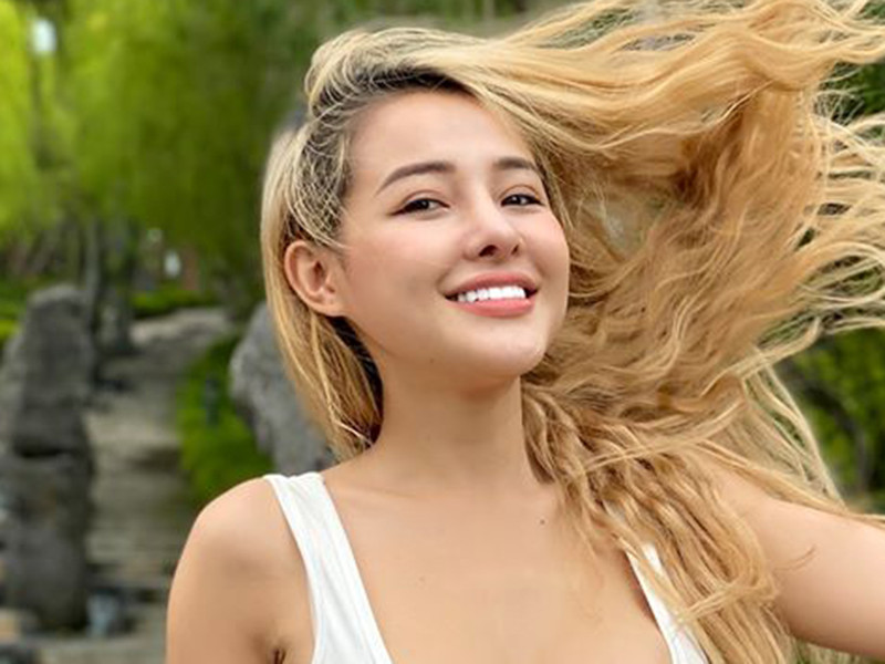 Ngân 98 cho biết, cô có sở thích quay và lưu giữ các video nhạy cảm. Không may, người đẹp bị mất điện thoại nên bị tung clip. Hiện tại, Ngân 98 tỏ ra cô không bị ảnh hưởng quá nhiều vì scandal.