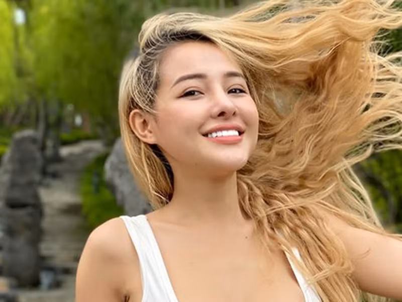 Ngân 98 cho biết, cô có sở thích quay và lưu giữ các video nhạy cảm. Không may, người đẹp bị mất điện thoại nên bị tung clip. Hiện tại, Ngân 98 tỏ ra cô không bị ảnh hưởng quá nhiều vì scandal.