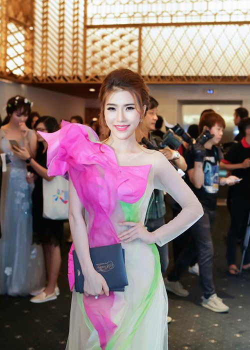 Hoàng Y Nhung phủ nhận là nhân vật nữ trong clip. Ngoài ra, cô còn cho biết, cô biết cô gái trong clip chính là người Tiến Vũ hẹn hò trước Hoàng Y Nhung.