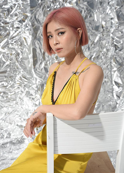 MC Hoàng Linh còn hài hước đáp trả tin đồn bằng việc đăng tải clip con trai chơi đùa cùng bạn trai kèm bình luận: "Nóng chính chủ có bản quyền".