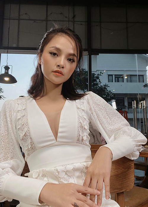 “Tôi cần được tôn trọng. Bực mình nhất là phải đi dọn rác không phải do mình vứt ra. Cho phép Thu Quỳnh được gửi lời xin lỗi đến mọi người đã bị hoang mang bởi tin đồn và 1 clip được share chóng mặt”, cô viết.