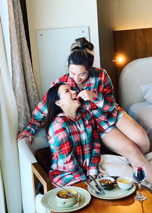 Phi Nhung bận rộn đi diễn và chăm sóc các con nuôi ở Việt Nam nên không có nhiều thời gian bên Wendy.