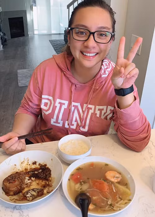 Wendy sống giản dị dù có mẹ là ca sĩ nổi tiếng.