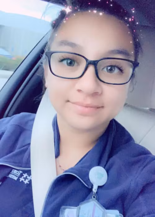 Wendy tự lái xe đi làm.