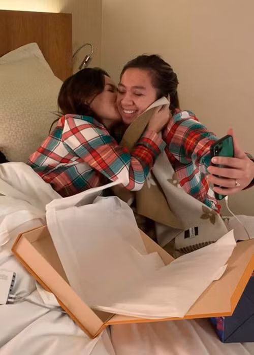 Phi Nhung không giấu được niềm hạnh phúc khi con gái ruột bất ngờ đến thăm và tặng quà.