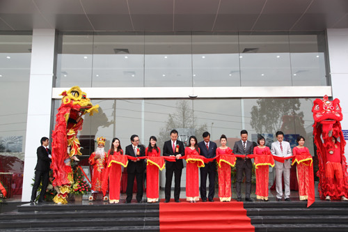 Chỉ trong vòng 2 tháng cuối năm, Honda Việt Nam đã liên tục khai trương 2 Đại lý mới – Honda Ô tô Nha Trang và Honda Ô tô Thanh Hóa nhằm đáp ứng tốt hơn nhu cầu ngày càng nhiều của khách hàng. Đây là ô tô thứ 4 tại miền Trung của Honda Việt Nam, nâng tổng số đại lý ô tô trên cả nước lên có số 13.