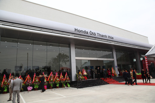 Honda Ô tô Thanh Hóa tọa lạc tại số 92 Đại lộ Lê Lợi, phường Đông Hương, TP Thanh Hóa, tỉnh Thanh Hóa với tổng diện tích xây dựng 5.000m2, bao gồm 3 khu vực chính là phòng trưng bày xe, phòng chờ khách hàng và xưởng dịch vụ (bao gồm xưởng sữa chữa chung và xưởng sửa chữa thân vỏ).