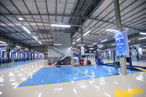 Bên trong khu xưởng dịch vụ của đại lý Bình Dương Ford.