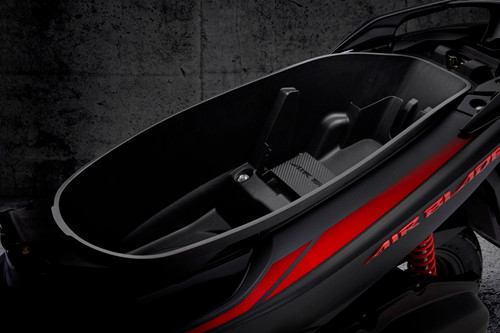 Honda Air Blade FI phiên bản đen sơn mờ chính thức có mặt trên thị trường từ ngày 1/1/2015 với giá bán lẻ đề xuất là 39,99 triệu đồng (đã bao gồm thuế GTGT).