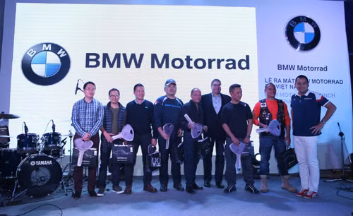 Ông Horst Herdtle, Tổng Giám Đốc BMW Euro Auto (thứ tư từ phải sang) chia sẻ niềm vui cùng các khách hàng đầu tiên của BMW Motorrad.