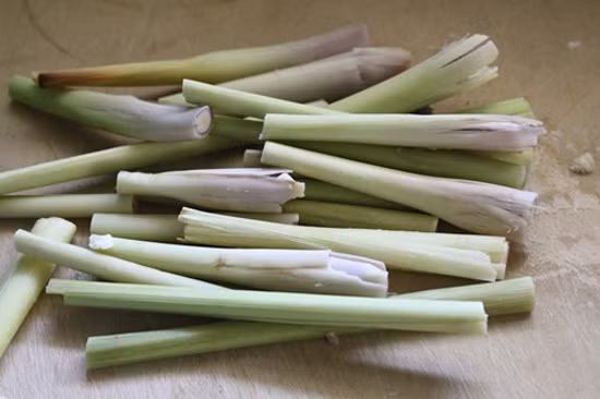 Bước đầu tiên bạn phải lột bỏ lớp vỏ sả bên ngoài, để lại phần củ trắng (dùng như khi nấu ăn), sau đó rửa sạch và đập nhẹ cho thân sả hơi dập nát. Bạn không nên đập sả quá nát vì sẽ khiến 1 lượng tinh dầu lớn hao hụt ra ngoài khiến cách làm tinh dầu sả đuổi muỗi này không thu được nhiều thành phẩm như mong muốn.