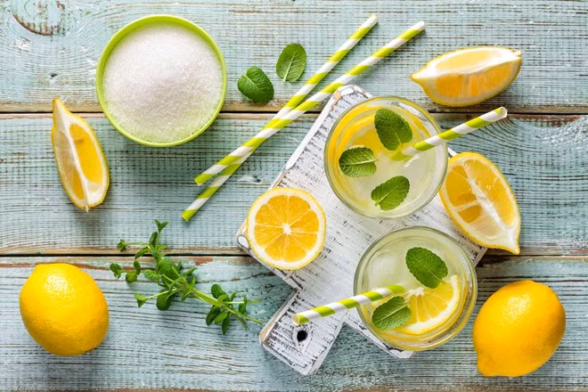 Chanh tươi: Các nhà nghiên cứu Australia phát hiện ăn chanh hoặc các loại trái cây họ cam quýt mỗi ngày có thể giảm nguy cơ ung thư miệng, cổ họng, ung thư dạ dày tới 50%. Ảnh: Rd.