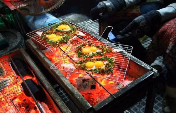 Điểm đặc biệt thứ hai là khi khách mua được món hải sản ưng ý có thể đem lại một trong các quán ăn gần đó nhờ chế biến theo ý thích với chi phí khoảng 20.000 – 40.000 VND/ món. Vị trí: Khu chợ nằm ở ngã ba đường Hoàng Sa và Lê Đức Thọ, thuộc phường Thọ Quang, Quận Sơn Trà, Đà Nẵng.