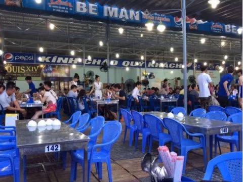 Quán Bé Mặn nổi tiếng khắp Đà Nẵng bởi có không gian rộng, thoáng, cực kỳ đông khách mỗi đêm, và hải sản tươi, ngon, chất lượng, được chế biến phong phú. Mặc dù quán đông, nhưng nhân viên phục vụ nhanh và nhiệt tình. Giá các món ở đây khá bình dân. Địa chỉ: Lô 14, Võ Nguyên Giáp, Quận Sơn Trà, Đà Nẵng.