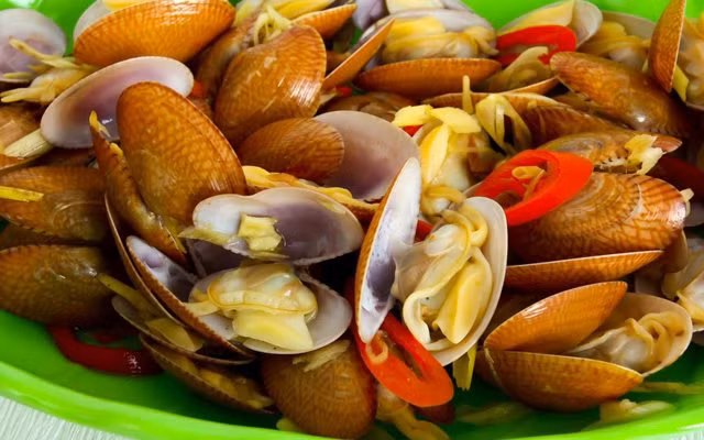 Lựa chọn nữa là quán Thơ Ý - ở cuối đường Sơn Trà Điện Ngọc, ngay sát bãi biển nhé. Quán này ăn ngon, bổ, rẻ lại phục vụ nhiệt tình. Các mẹ có thể tham khảo các món như nghêu nướng mỡ hành, hàu nướng, mực chiên giòn..., giá vô cùng phải chăng.