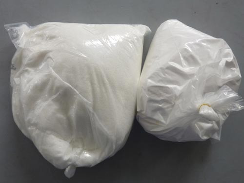 Theo đó, loại hóa chất được người bán dừa truyền tay nhau để làm dừa ngâm chất tẩy trắng đều được mua về từ chợ Kim Biên (quận 5) với mức giá khoảng 150.000 đồng/kg. Một thùng nước khoảng 50L dùng chừng 8 muỗng hóa chất có thể ngâm được cả trăm trái dừa.