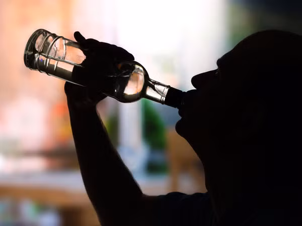 Lạm dụng rượu bia. Rượu bia là một trong những nguyên nhân gây bệnh gan như viêm gan nhiễm mỡ, xơ gan. Một trong những chức năng chính của gan là giúp chuyển hóa thức ăn thành năng lượng, do vậy, khi gan cố gắng chuyển hóa rượu, các tế bào gan bị hư hại có thể dẫn đến viêm gan.