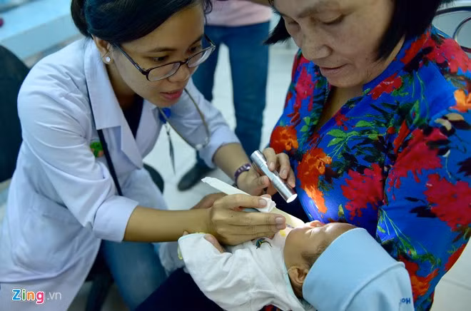 Bác sĩ cho biết thêm, hiện tại chưa phải là mùa của bệnh hô hấp và tiêu hóa nhưng do thời tiết nắng nóng bất thường khiến trẻ không thích ứng kịp khiến sức đề kháng giảm và dễ mắc bệnh.