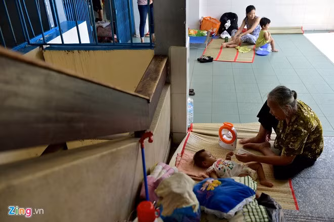 Khu vực chân các dãy cầu thang cũng được tận dụng làm nơi nằm cho các bé.