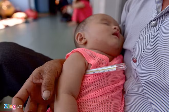 Theo bác sĩ Huyên, vào thời điểm nắng nóng diễn ra bất thường, nhiều trẻ nhập viện chủ yếu là do các bệnh về siêu vị, sốt cao, tiêu chảy, hô hấp.