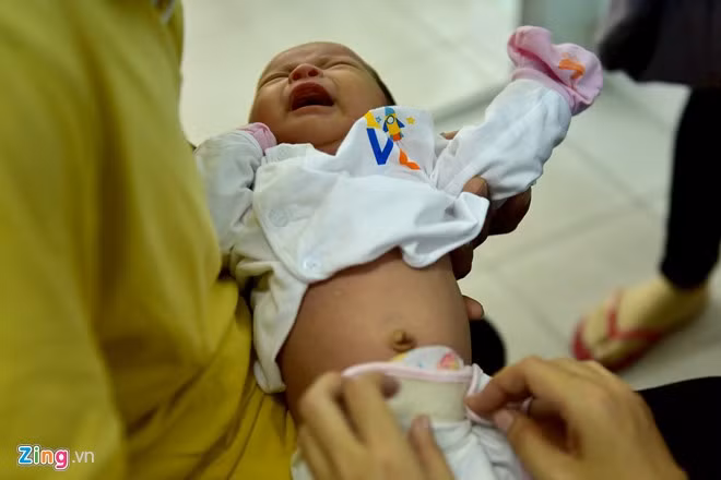 Bác sĩ Huyên cũng khuyên các phụ huynh nên đề phòng việc thời tiết oi bức, trẻ ra mồ hôi nhiều, nhất là trẻ sơ sơ sinh da nhạy cảm rất dễ mắc các bệnh về da.