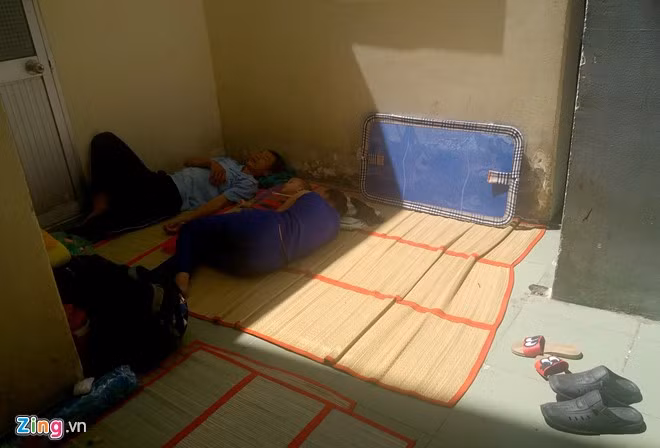 Vào giữa trưa, nắng chiếu rọi, oi bức, kiếm được một chỗ ngủ khá vất vả đối với nhiều gia đình.