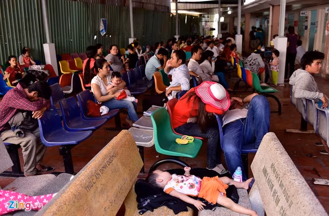 Tại BV Nhi Đồng 2, tình trạng trẻ nhập viện vì nắng nóng cũng rất đông. Khu vực khoa tiêu hóa, hô hấp luôn trong tình trạng quá tải. Các bệnh nhi phải nằm dọc hành lang, võng xếp để điều trị.