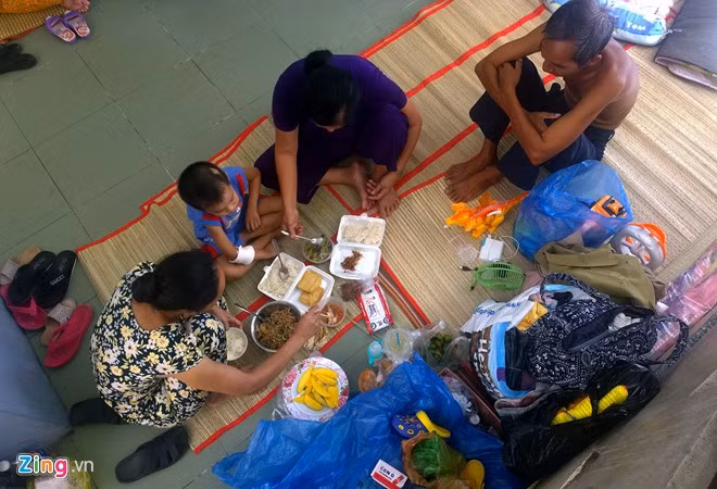 Cảnh ăn uống tạm bợ, vội vã khắp hành lang bệnh viện.