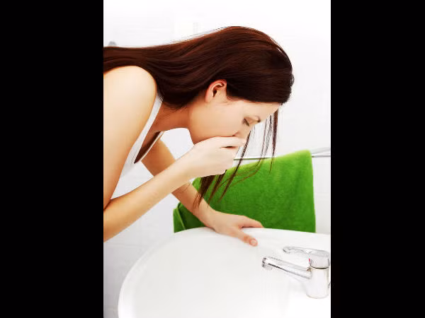 Làm giảm sự buồn nôn. Các dược sĩ cho rằng, lá bạc hà có thể tạo ra một loại trà giúp bạn giảm cơn buồn nôn, nôn nao khi đi ô tô, máy bay hay tàu biển. Các chất chống co thắt có trong bạc hà có thể giúp ngừa nôn, thường đi kèm với buồn nôn và đau dạ dày.