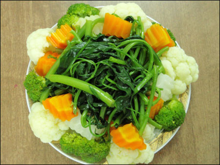 Luộc rau nhỏ lửa. Bạn nên luộc rau to lửa để không làm mất vitamin. Rau xanh cung cấp cho cơ thể con người số lượng khổng lồ các vitamin, khoáng chất. Tuy nhiên, sai lầm khi luộc rau rất dễ khiến cho rau bị mất hết chất dinh dưỡng.