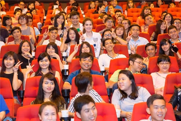 “Vong eo 56” can moc 15 ti, Ngoc Trinh thang dam!-Hinh-4