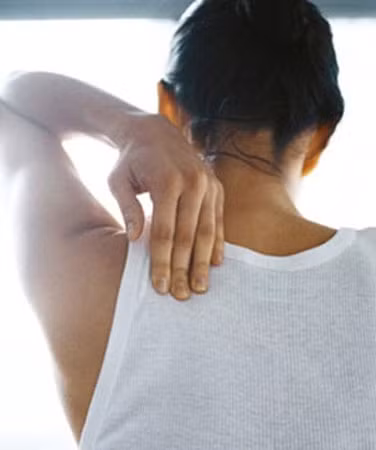 Cầm theo một chiếc quạt. Khi đi du lịch, bạn nên cầm theo một chiếc quạt tay, chiếc quạt vừa giúp bạn phe phẩy những lúc trời nóng bức mà còn bảo vệ bạn tránh tiếp xúc với côn trùng. Với làn gió phe phẩy, bạn sẽ đẩy xa những con côn trùng bé mà khó chịu.