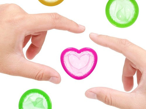 6. Sử dụng bao cao su là một tiêu chuẩn của đàn ông trong quân đội. Điều này đúng với những người đàn ông trong quân đội Đức ở thế kỷ 19. Và từ năm 1927 đến 1931, tất cả các binh sĩ Mỹ đã được phân phát bao cao su. Vì thực tế ấy mà giờ đây bạn có thể nghĩ rằng, bao cao su cũng thiết yếu như súng khi chiến đấu vậy.