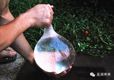 4. Một bao cao su trung bình chứa được 3,8 lít nước. Nếu bạn làm một thí nghiệm nhỏ là cho nước vào trong một chiếc bao cao su được kéo dài hết cỡ, bạn sẽ nhận ra rằng chúng còn làm việc tốt hơn so với một chiếc bình nước lớn, và nước sẽ không hề bị rò rỉ. Điều này chắc hẳn sẽ gây ấn tượng với mỗi chúng ta.