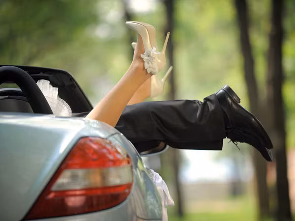 Đưa "bồ" về nhà và làm chuyện mờ ám. Các chuyên gia cho hay, hành động ngang nhiên của bố độc thân dẫn "bồ" về nhà có thể khiến cho trẻ đang phát triển bị tổn thương tâm lý nặng nề, hoặc chúng sẽ bắt chước hành vi của người cha về sau.