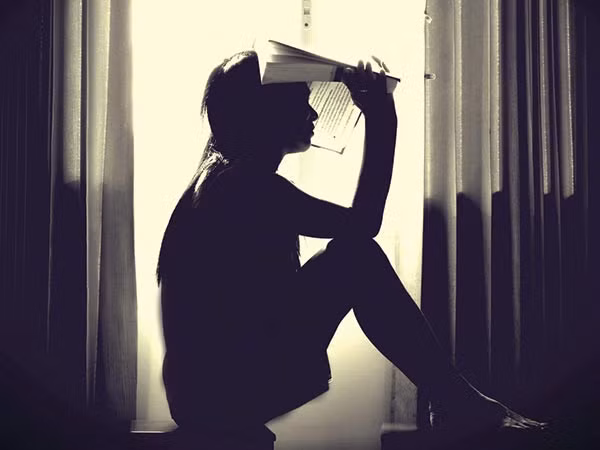 Stress quá mức. Thói quen sống này là một kẻ giết người thầm lặng. Nếu bạn không thể kiểm soát được căng thẳng, bạn sẽ phải đối mặt với nhiều vấn đề sức khỏe về sau. Bạn có thể kiểm soát căng thằng bằng cách tập yoga, thiền định hàng ngày.