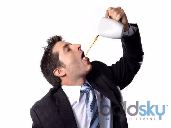 Lạm dụng cà phê. Uống nhiều cà phê làm rối loạn toàn bộ quá trình chuyển hóa và làm cho hệ miễn dịch hoạt động kém. Tiêu thụ quá nhiều cà phê cũng có thể dẫn đến căng thẳng, gián tiếp dẫn đến tăng huyết áp.