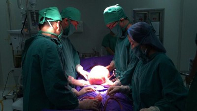 Các bác sĩ đang tiến hành phẫu thuật bóc khối u xơ tử cung cho bệnh nhân M. Ảnh: BV cung cấp.