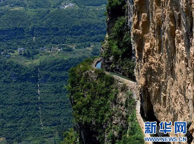 Theo nhiều thông tin có được, người dân địa phương bắt đầu đào con kênh bên sườn vách đá này từ thập kỷ 1960. 10 năm sau, công trình này mới hoàn tất.