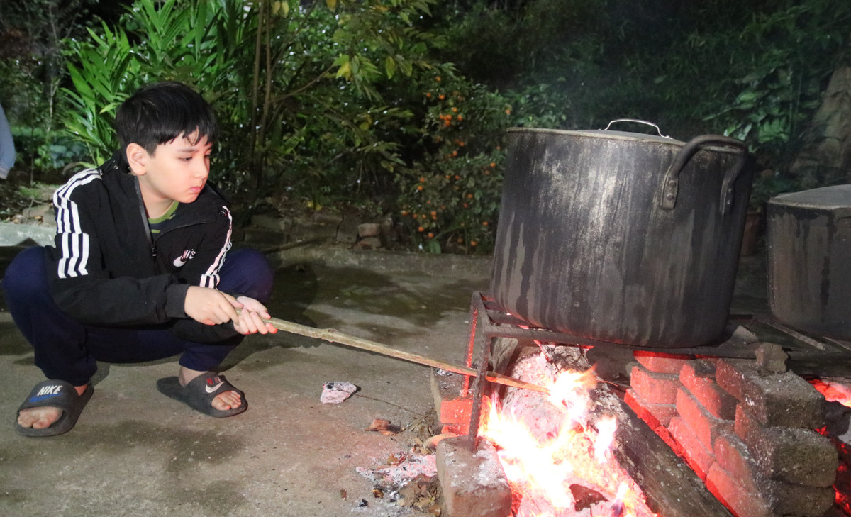 Xôi vừa dỡ, nem vàng giòn rụm Bánh chưng xanh bên bát dưa hành Than còn đỏ, nướng thêm ngô, khoai, sắn Má em hây hồng, ánh mắt long lanh… 